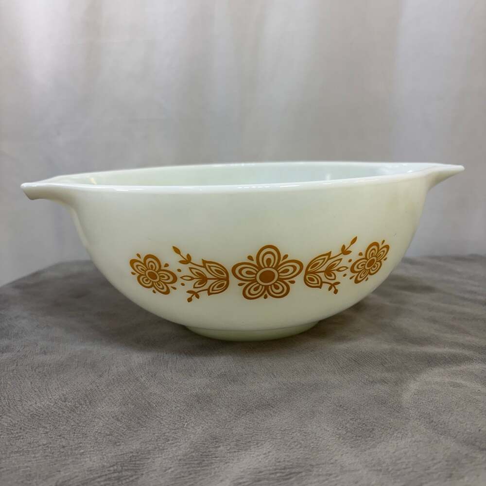 Butterfly Gold PYREX 443 Cinderella Mixing Bowl 2.5 Qt Milk Glass Made in USA